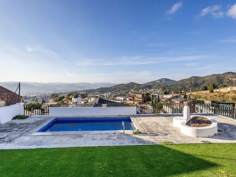 Villa reformada con vistas panorámicas y piscina en Esplugues de Llobregat, Barcelona