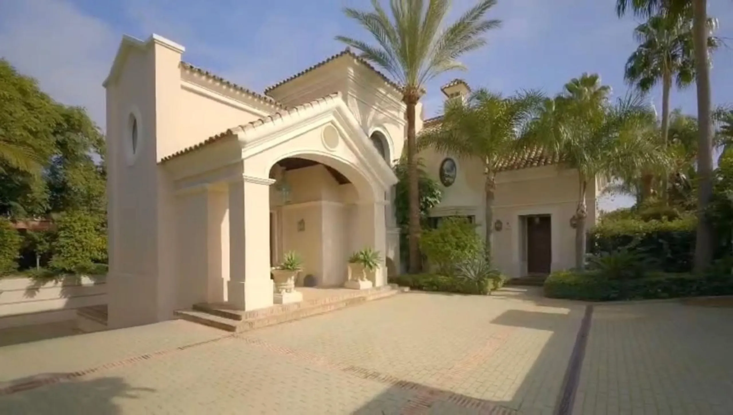 Exclusive Masterpiece – A One of a Kind Luxury Mansion in Prestigious Guadalmina Baja – Marbella