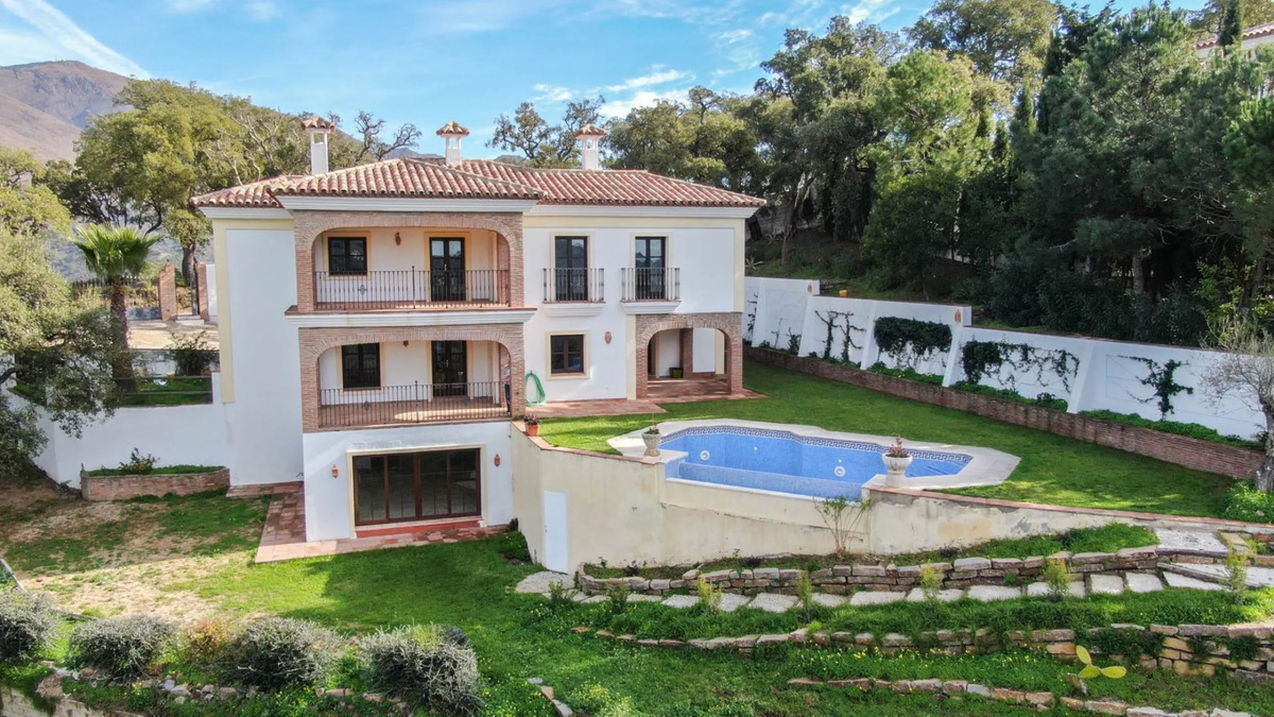 Newly constructed country home situated in a much sought after area of Casares. Built to a very high standard with beautiful mountain views.