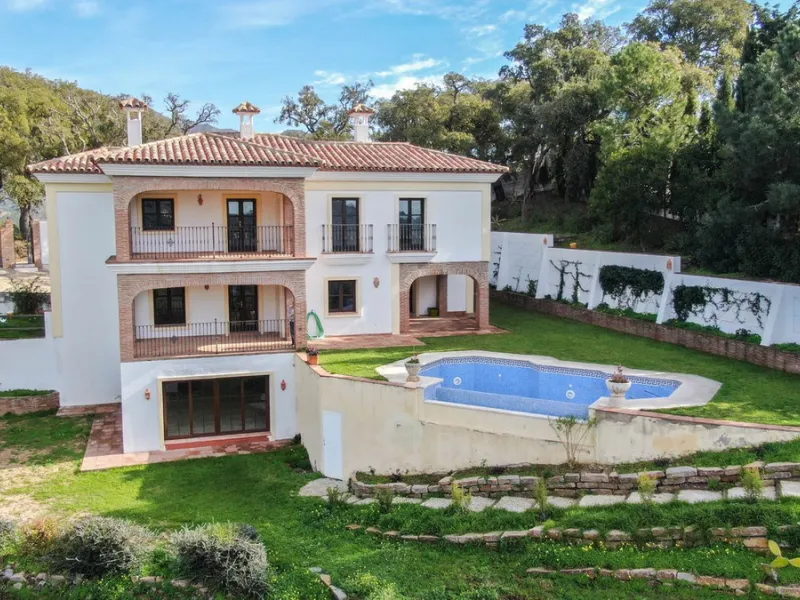 Newly constructed country home situated in a much sought after area of Casares. Built to a very high standard with beautiful mountain views.