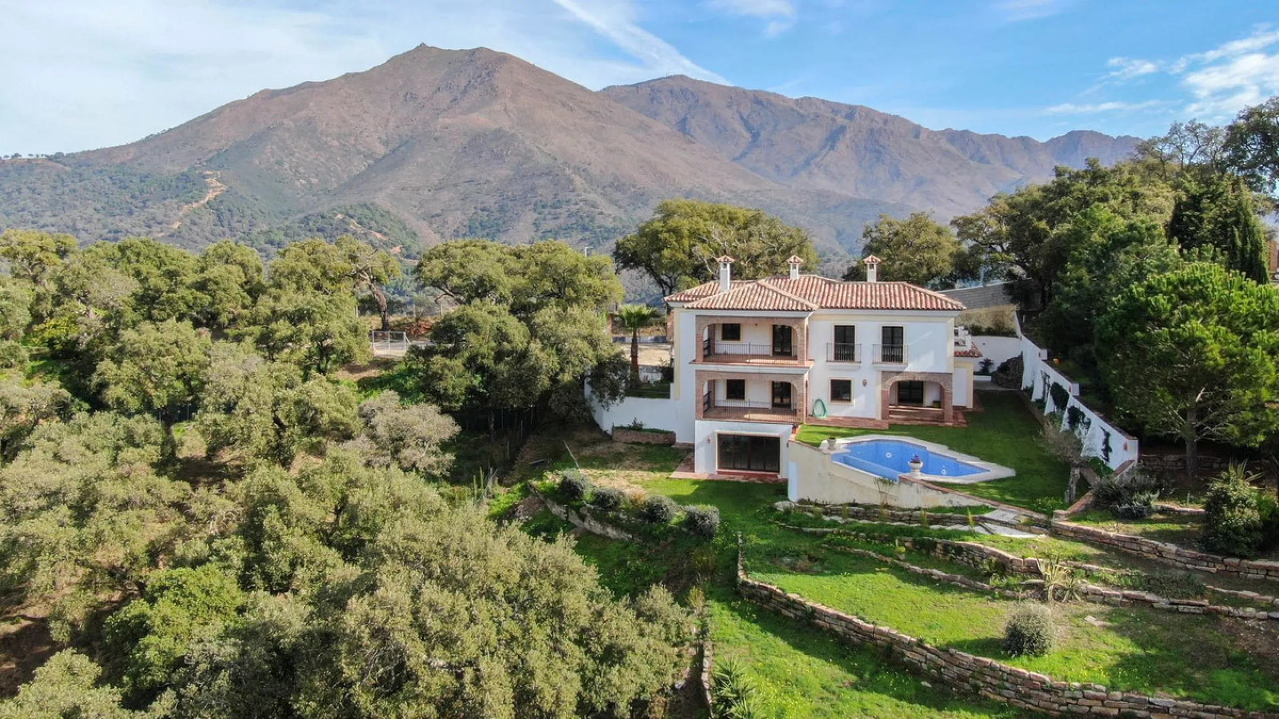 Newly constructed country home situated in a much sought after area of Casares. Built to a very high standard with beautiful mountain views.