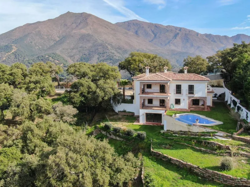 Newly constructed country home situated in a much sought after area of Casares. Built to a very high standard with beautiful mountain views.