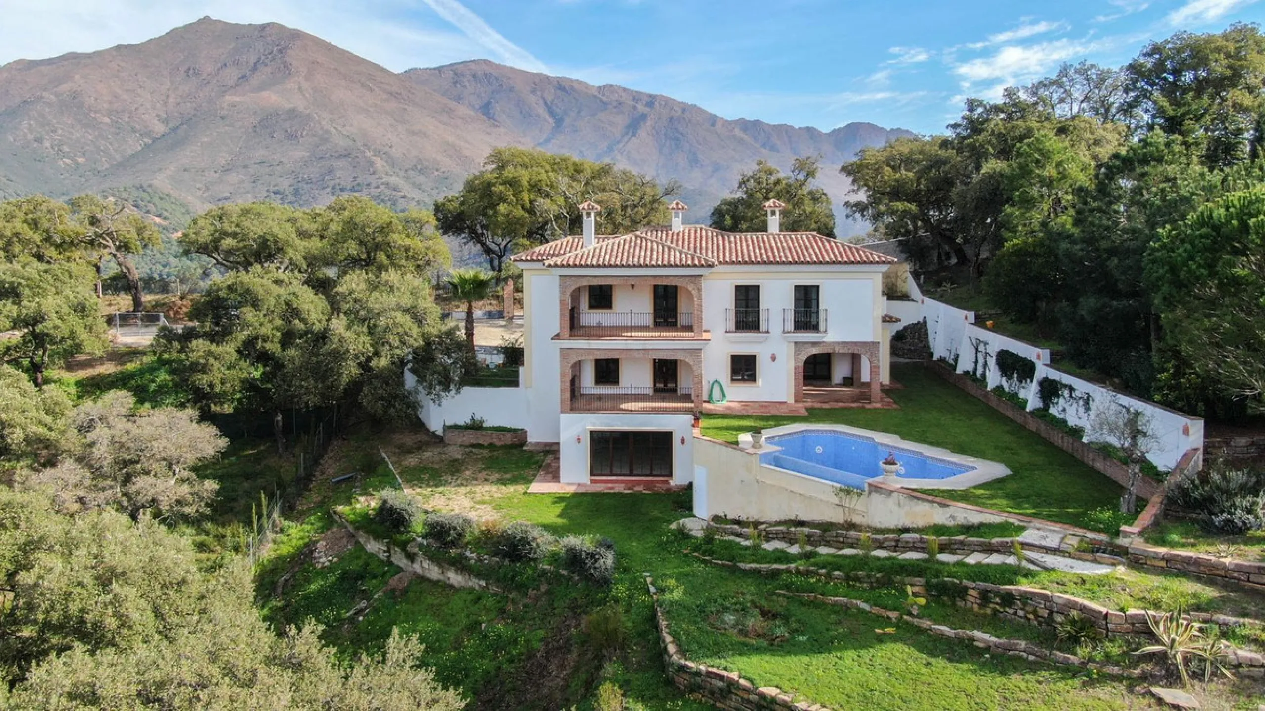 Newly constructed country home situated in a much sought after area of Casares. Built to a very high standard with beautiful mountain views.