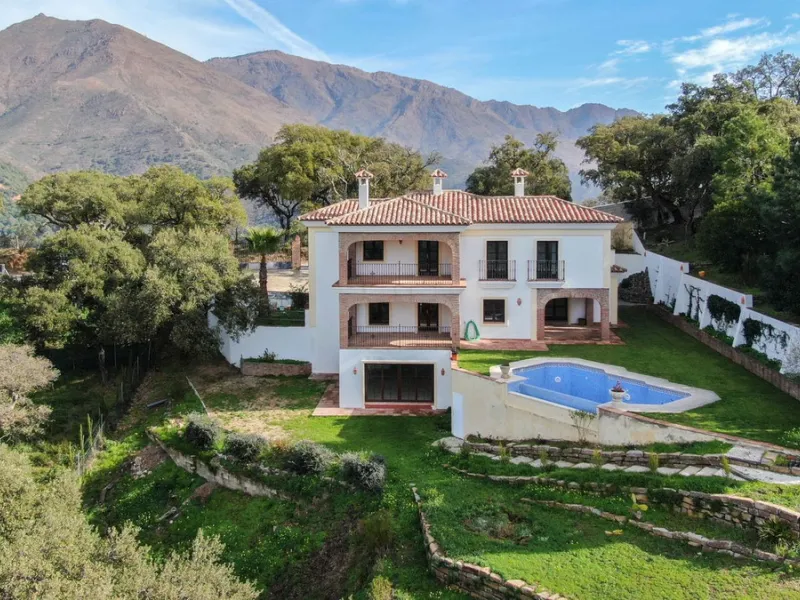 Newly constructed country home situated in a much sought after area of Casares. Built to a very high standard with beautiful mountain views.