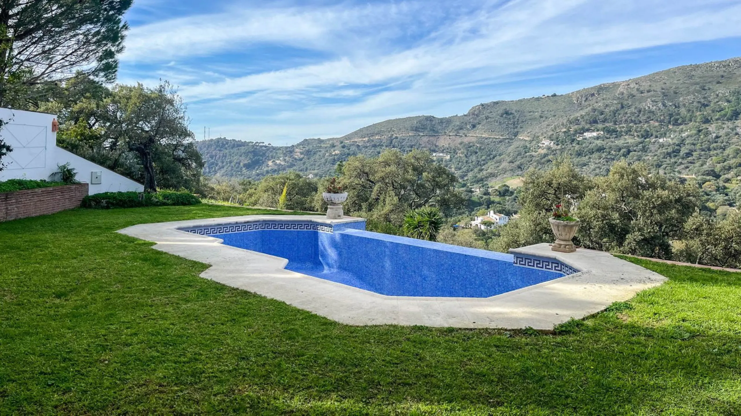 Newly constructed country home situated in a much sought after area of Casares. Built to a very high standard with beautiful mountain views.
