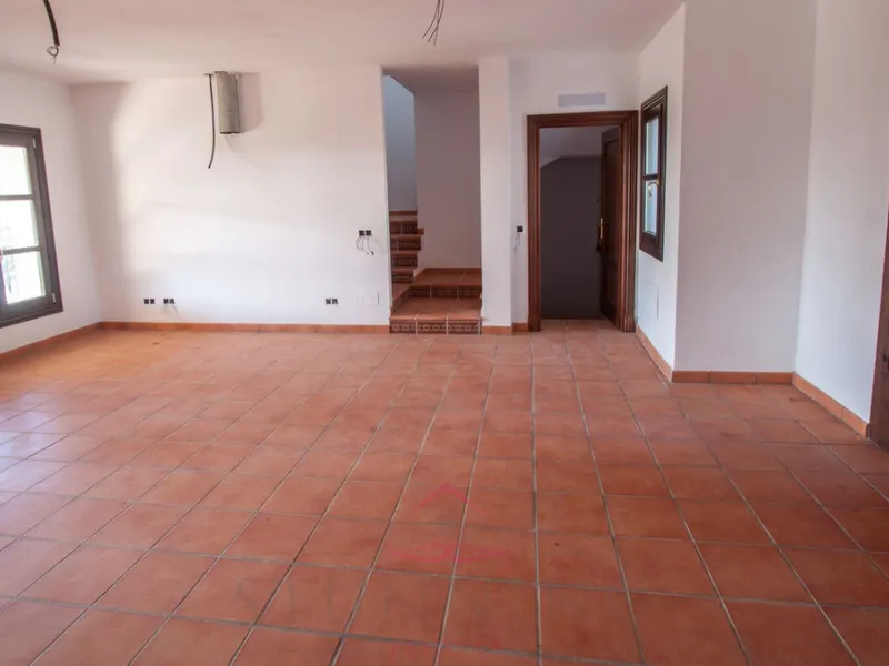Newly constructed country home situated in a much sought after area of Casares. Built to a very high standard with beautiful mountain views.
