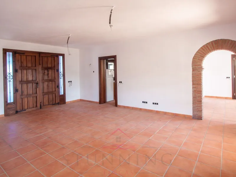 Newly constructed country home situated in a much sought after area of Casares. Built to a very high standard with beautiful mountain views.