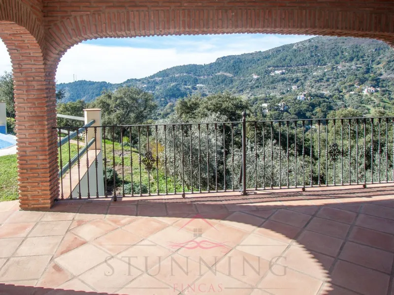 Newly constructed country home situated in a much sought after area of Casares. Built to a very high standard with beautiful mountain views.