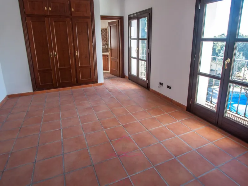 Newly constructed country home situated in a much sought after area of Casares. Built to a very high standard with beautiful mountain views.