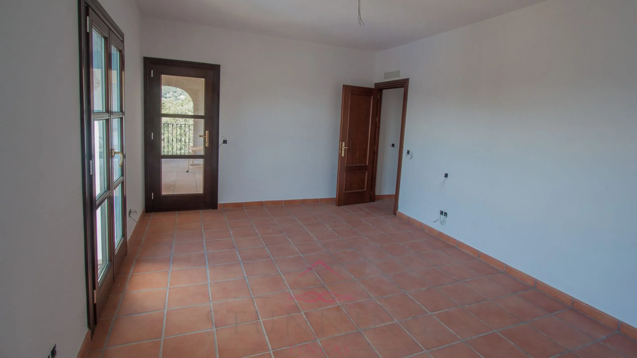 Newly constructed country home situated in a much sought after area of Casares. Built to a very high standard with beautiful mountain views.