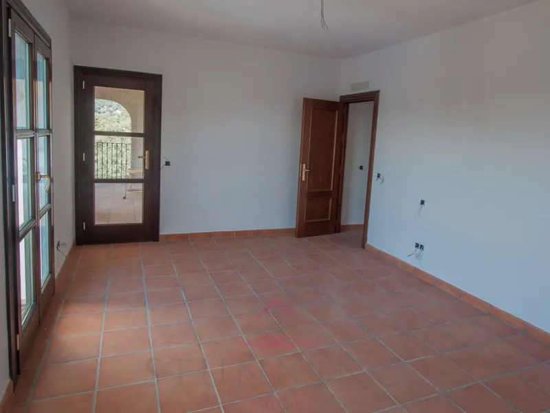 Newly constructed country home situated in a much sought after area of Casares. Built to a very high standard with beautiful mountain views.