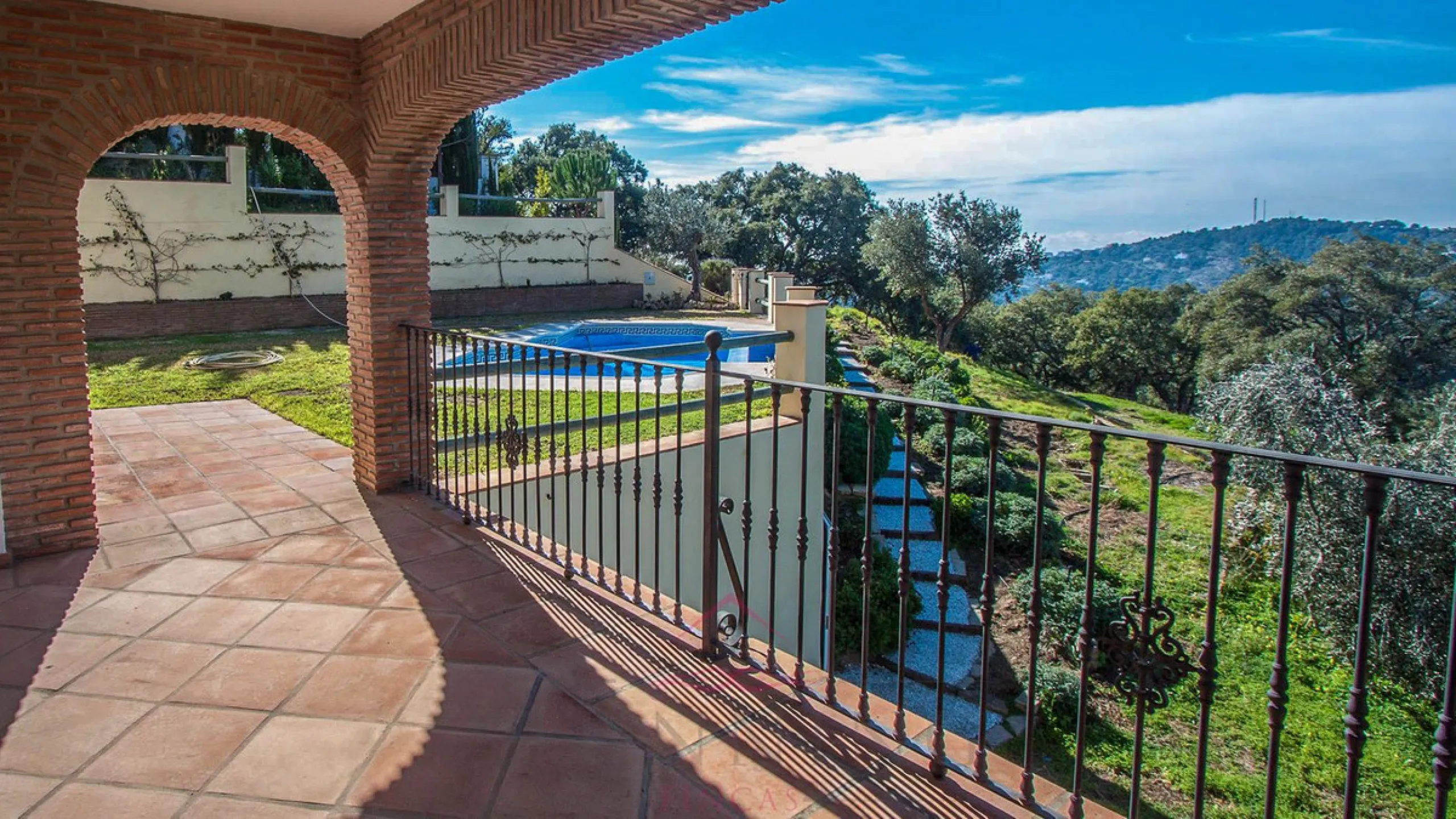 Newly constructed country home situated in a much sought after area of Casares. Built to a very high standard with beautiful mountain views.