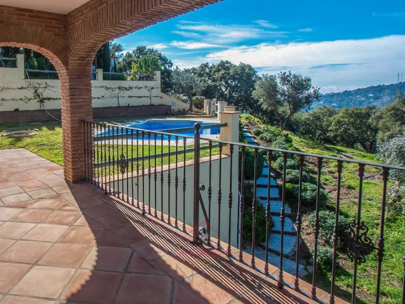 Newly constructed country home situated in a much sought after area of Casares. Built to a very high standard with beautiful mountain views.