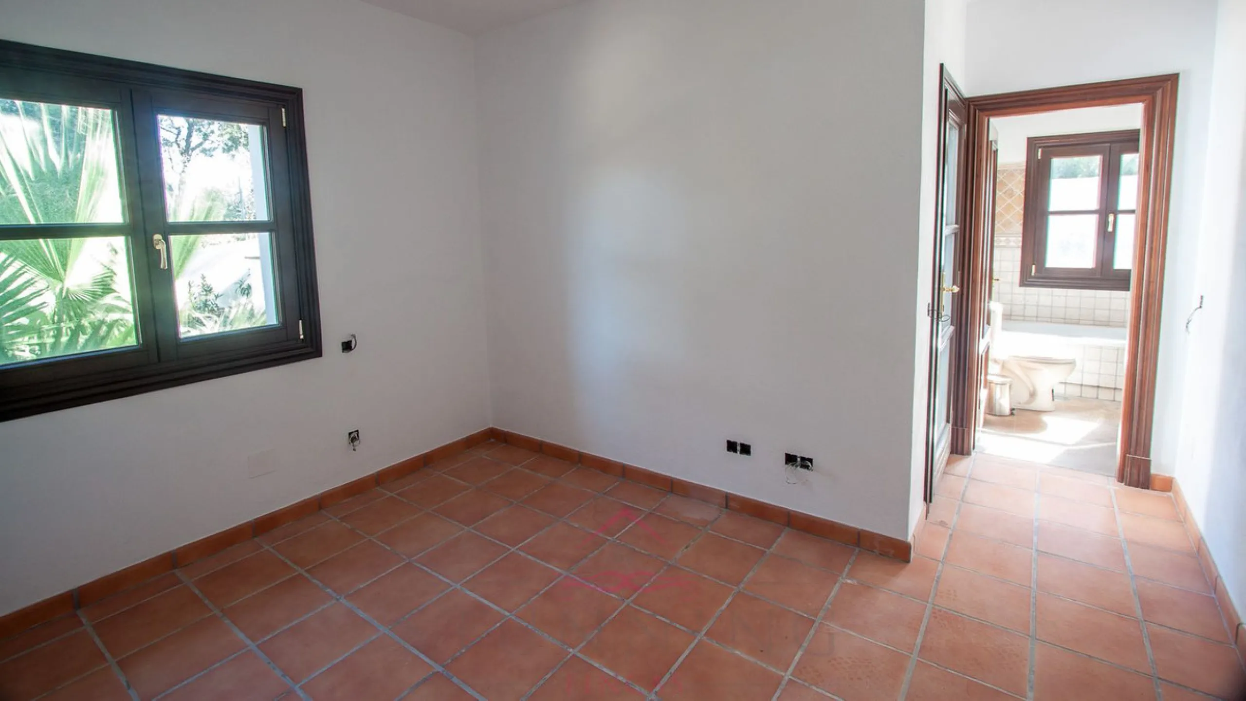 Newly constructed country home situated in a much sought after area of Casares. Built to a very high standard with beautiful mountain views.