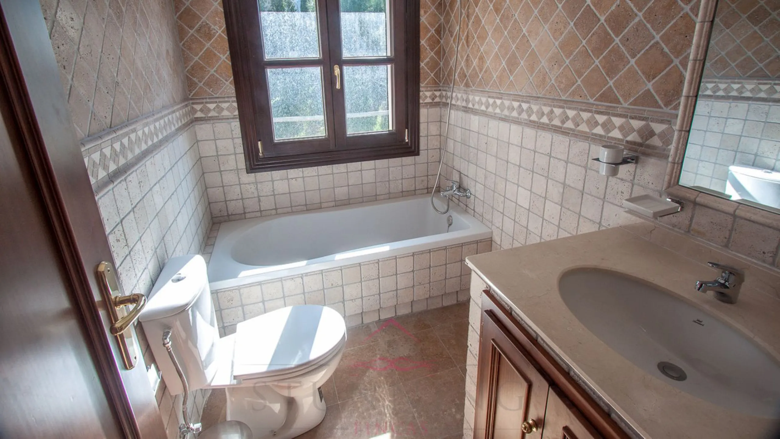 Newly constructed country home situated in a much sought after area of Casares. Built to a very high standard with beautiful mountain views.