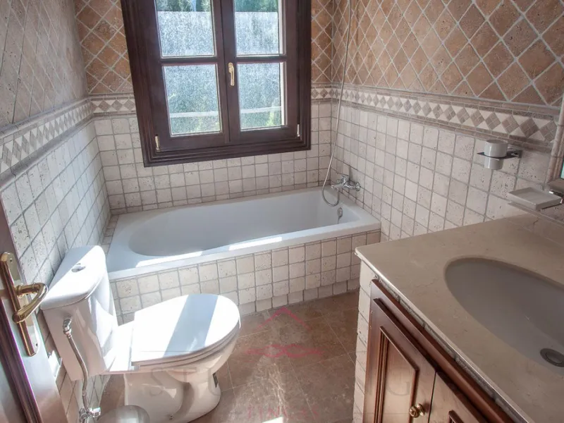 Newly constructed country home situated in a much sought after area of Casares. Built to a very high standard with beautiful mountain views.