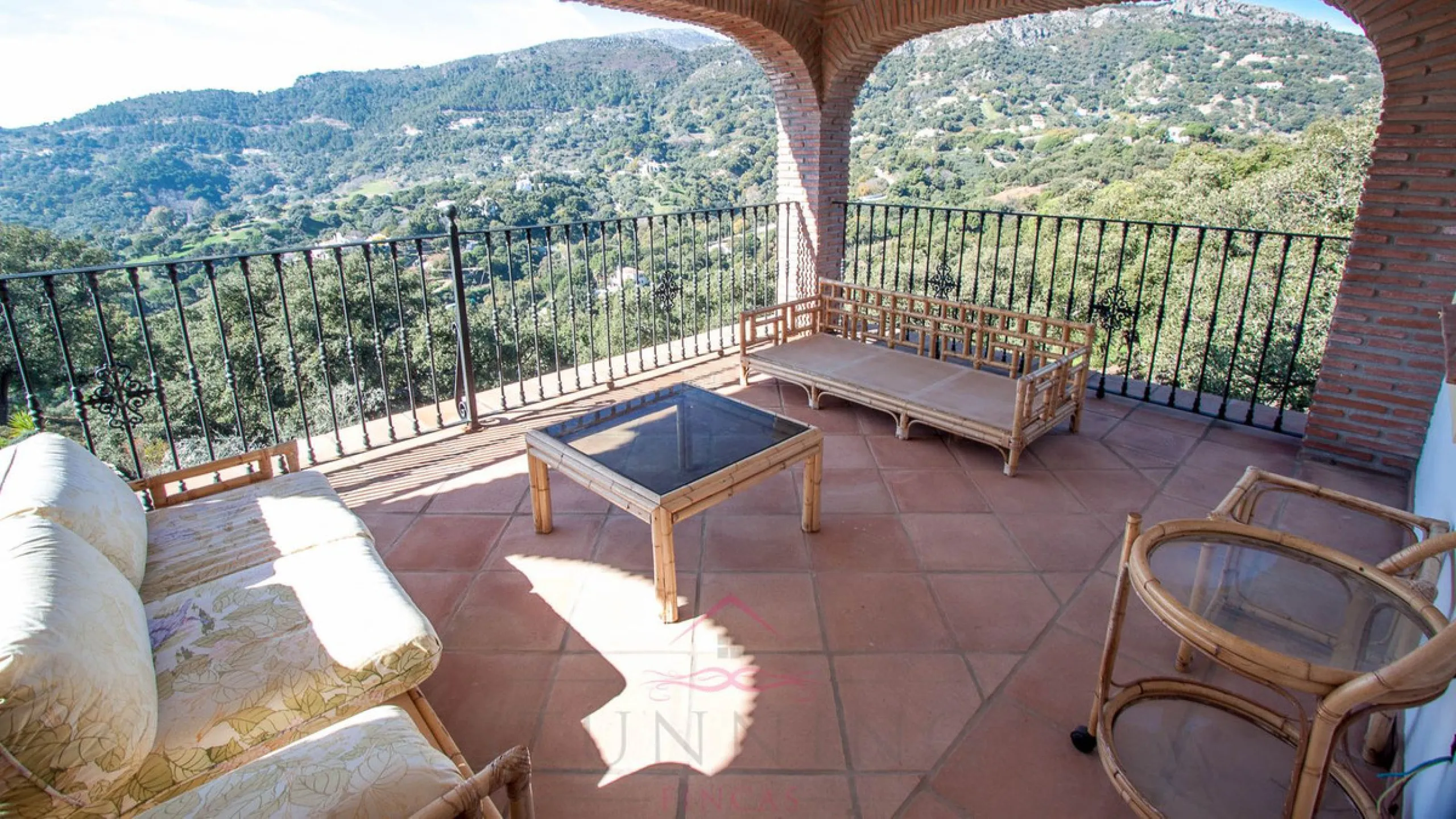 Newly constructed country home situated in a much sought after area of Casares. Built to a very high standard with beautiful mountain views.