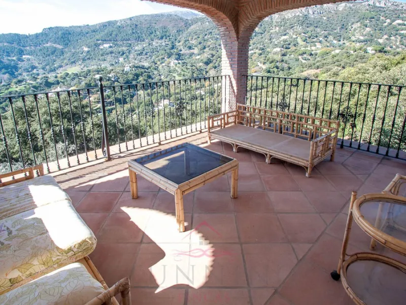 Newly constructed country home situated in a much sought after area of Casares. Built to a very high standard with beautiful mountain views.