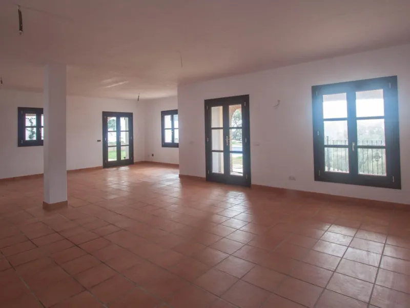 Newly constructed country home situated in a much sought after area of Casares. Built to a very high standard with beautiful mountain views.