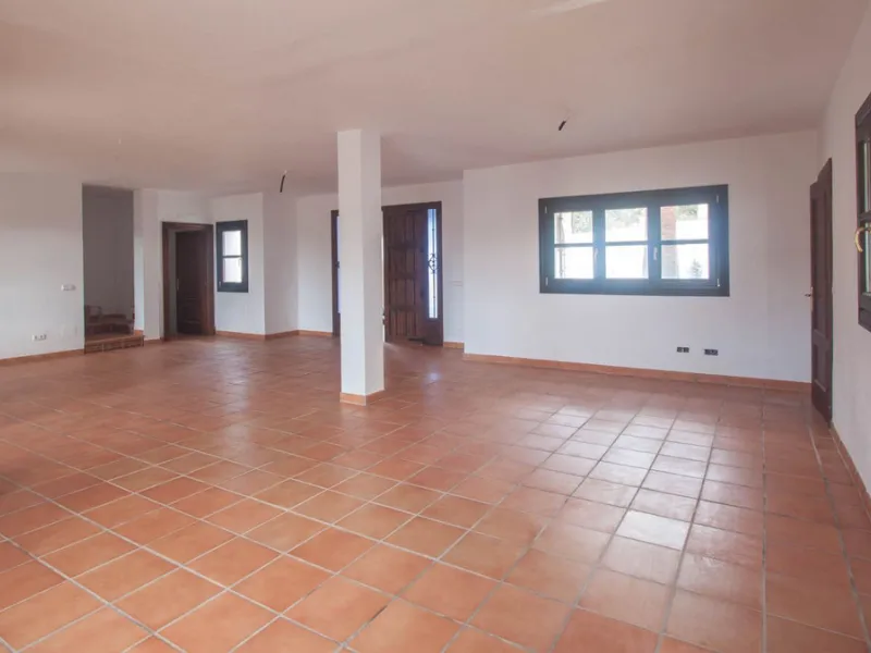 Newly constructed country home situated in a much sought after area of Casares. Built to a very high standard with beautiful mountain views.