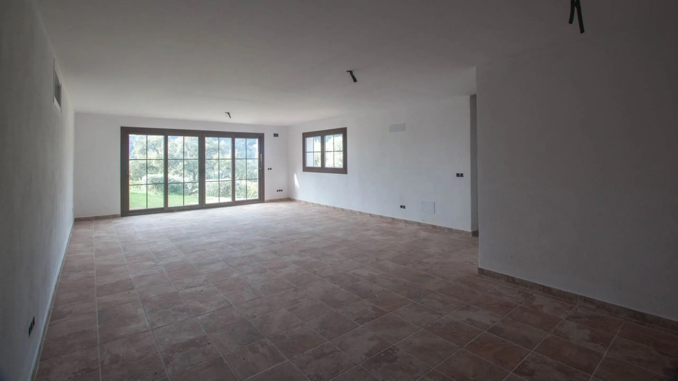 Newly constructed country home situated in a much sought after area of Casares. Built to a very high standard with beautiful mountain views.