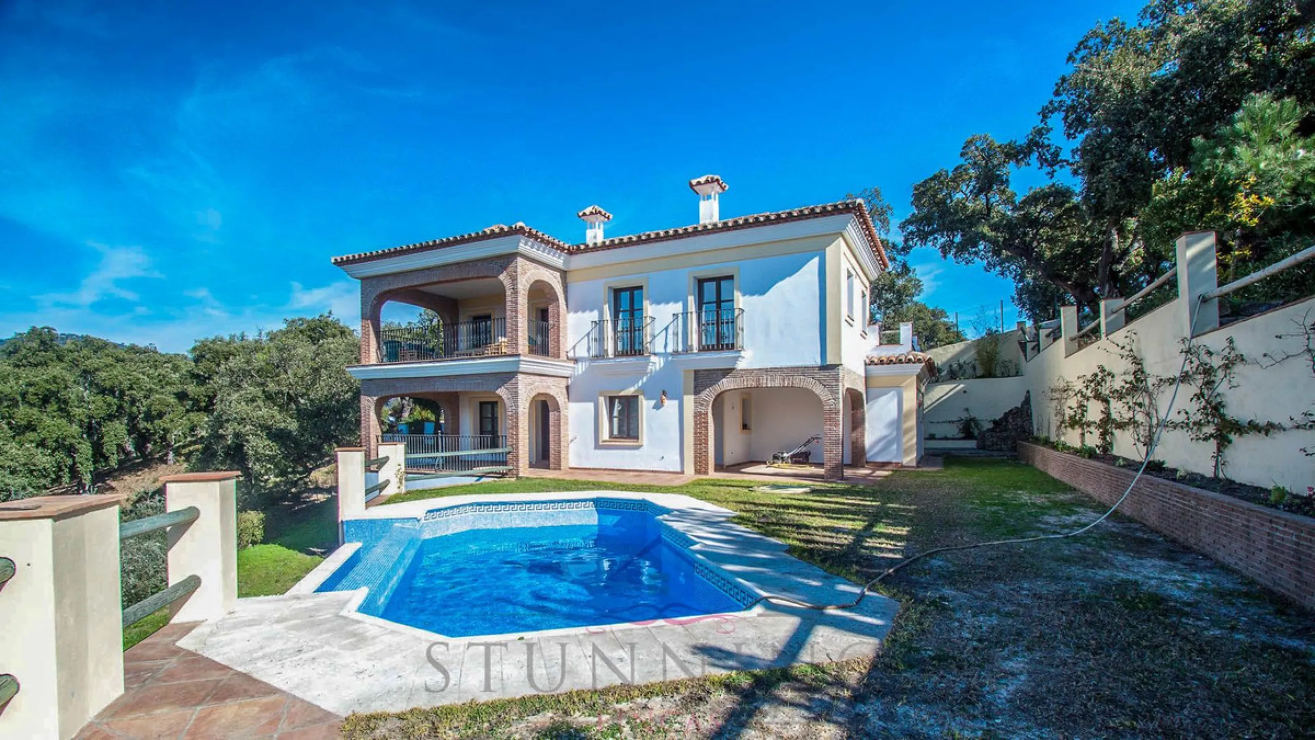 Newly constructed country home situated in a much sought after area of Casares. Built to a very high standard with beautiful mountain views.