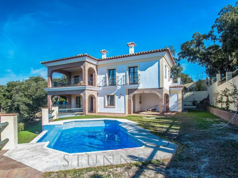 Newly constructed country home situated in a much sought after area of Casares. Built to a very high standard with beautiful mountain views.