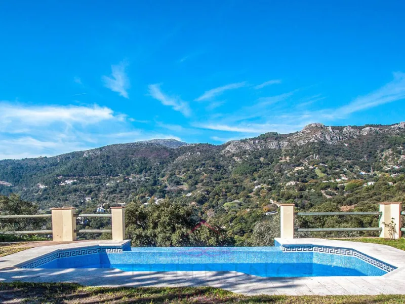 Newly constructed country home situated in a much sought after area of Casares. Built to a very high standard with beautiful mountain views.