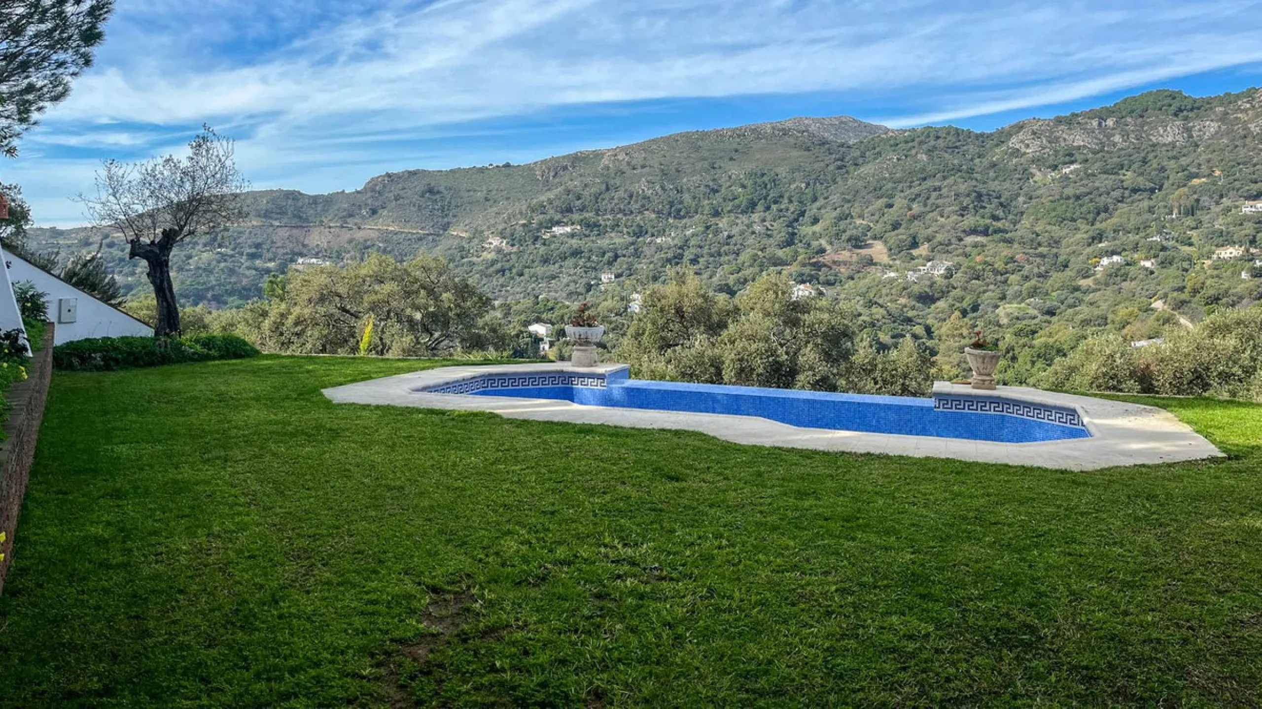 Newly constructed country home situated in a much sought after area of Casares. Built to a very high standard with beautiful mountain views.