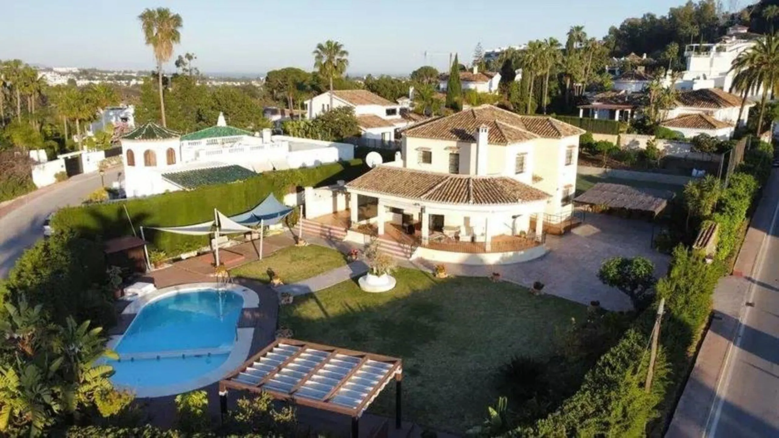 House - Detached Villa в продаже в Marbella, Málaga. В доме 6 спален и 4 ванных комнат. Площадь дома 300 м². Площадь участка 1897 м²