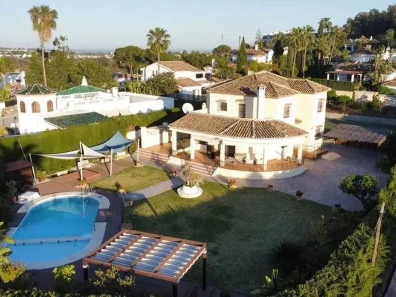 Located in one of the most exclusive areas of Marbella, this magnificent villa with 6 bedrooms and 4 bathrooms combines elegance, privacy and an unbeatable location next to the prestigious Los Naranjos golf course.