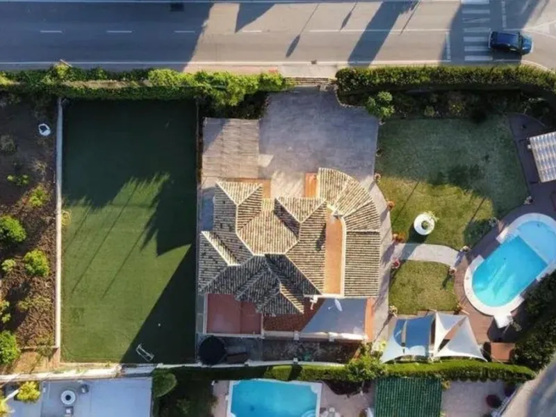 House - Detached Villa в продаже в Marbella, Málaga. В доме 6 спален и 4 ванных комнат. Площадь дома 300 м². Площадь участка 1897 м²