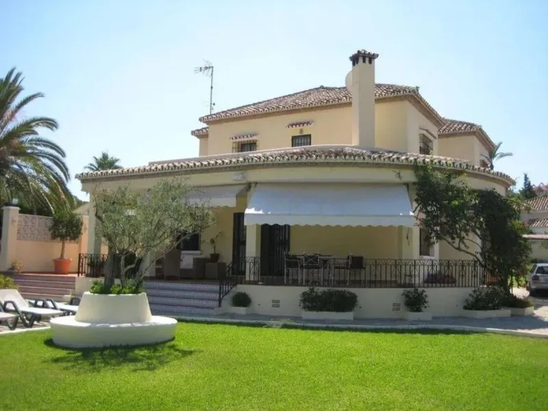 House - Detached Villa в продаже в Marbella, Málaga. В доме 6 спален и 4 ванных комнат. Площадь дома 300 м². Площадь участка 1897 м²