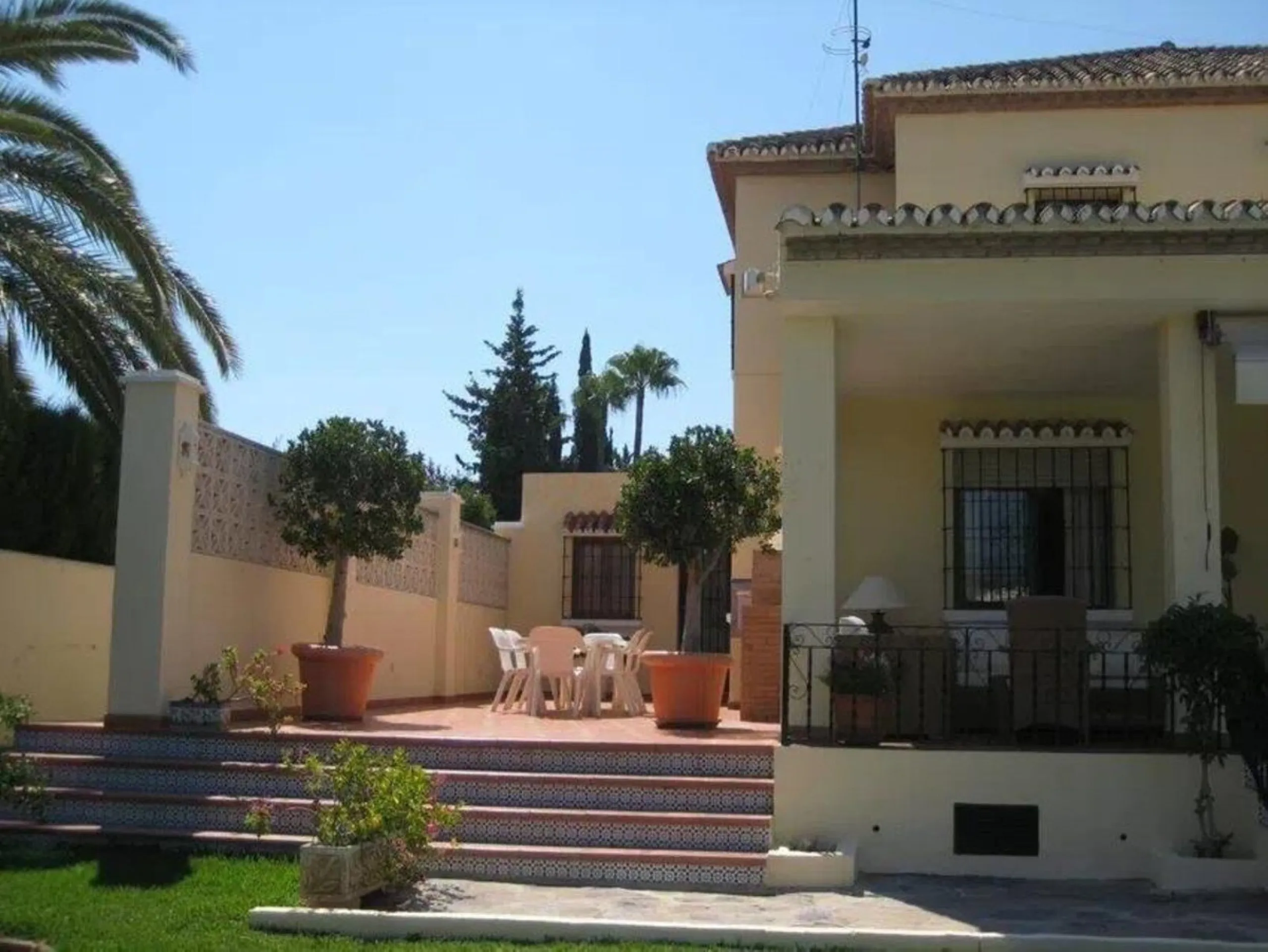 House - Detached Villa в продаже в Marbella, Málaga. В доме 6 спален и 4 ванных комнат. Площадь дома 300 м². Площадь участка 1897 м²