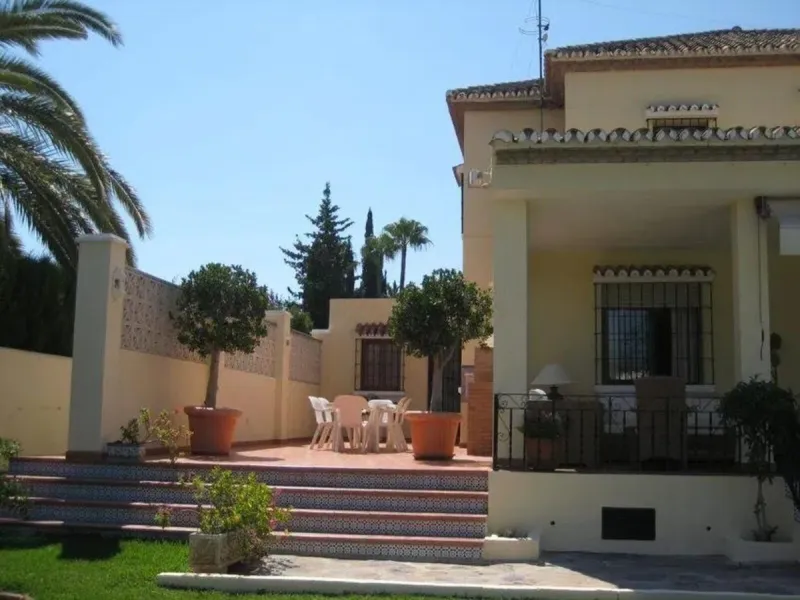 House - Detached Villa в продаже в Marbella, Málaga. В доме 6 спален и 4 ванных комнат. Площадь дома 300 м². Площадь участка 1897 м²