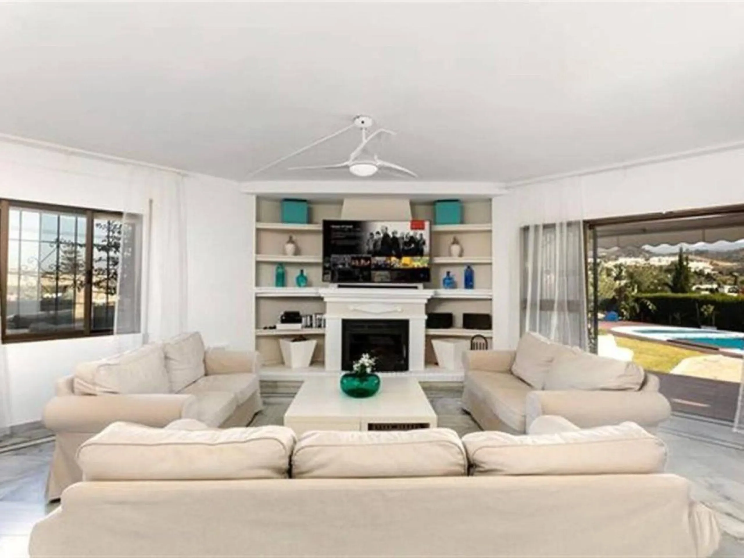 House - Detached Villa в продаже в Marbella, Málaga. В доме 6 спален и 4 ванных комнат. Площадь дома 300 м². Площадь участка 1897 м²