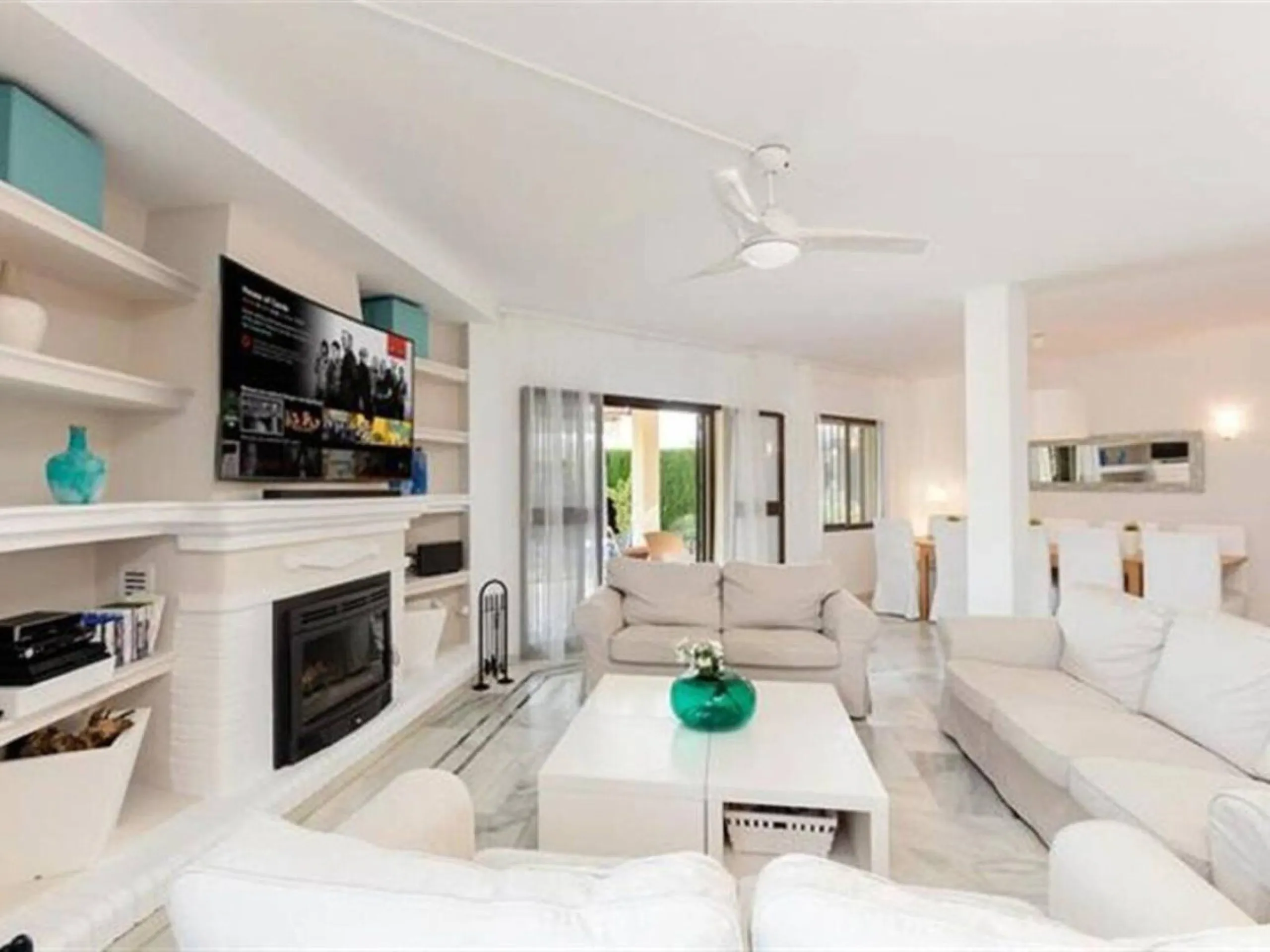 House - Detached Villa в продаже в Marbella, Málaga. В доме 6 спален и 4 ванных комнат. Площадь дома 300 м². Площадь участка 1897 м²