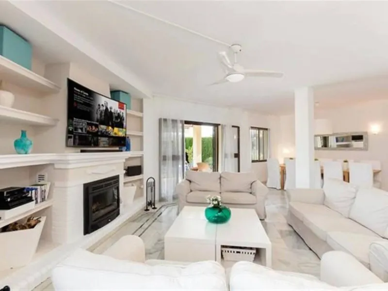 House - Detached Villa в продаже в Marbella, Málaga. В доме 6 спален и 4 ванных комнат. Площадь дома 300 м². Площадь участка 1897 м²