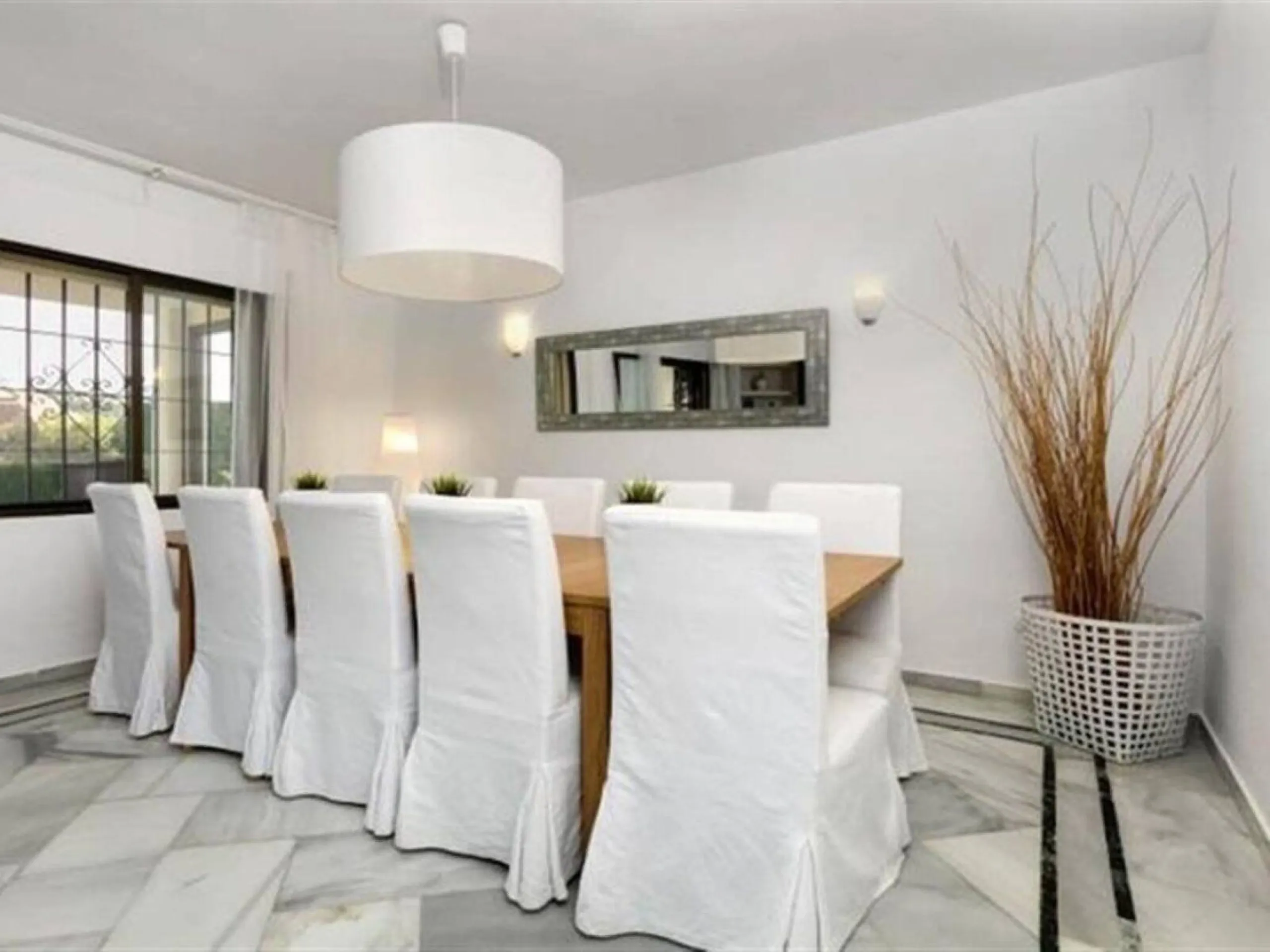 House - Detached Villa в продаже в Marbella, Málaga. В доме 6 спален и 4 ванных комнат. Площадь дома 300 м². Площадь участка 1897 м²