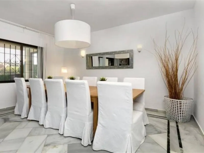 House - Detached Villa в продаже в Marbella, Málaga. В доме 6 спален и 4 ванных комнат. Площадь дома 300 м². Площадь участка 1897 м²