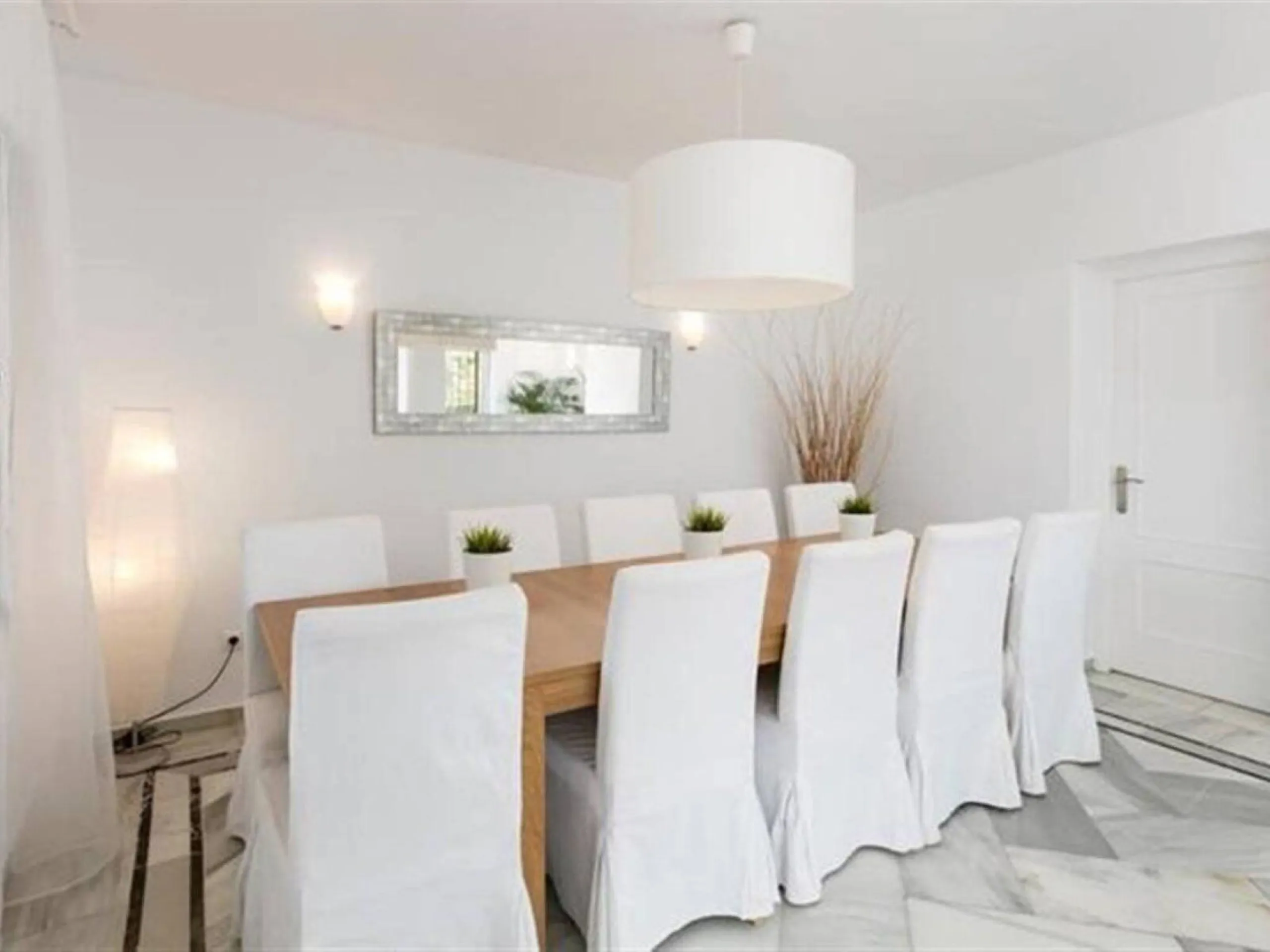 House - Detached Villa в продаже в Marbella, Málaga. В доме 6 спален и 4 ванных комнат. Площадь дома 300 м². Площадь участка 1897 м²