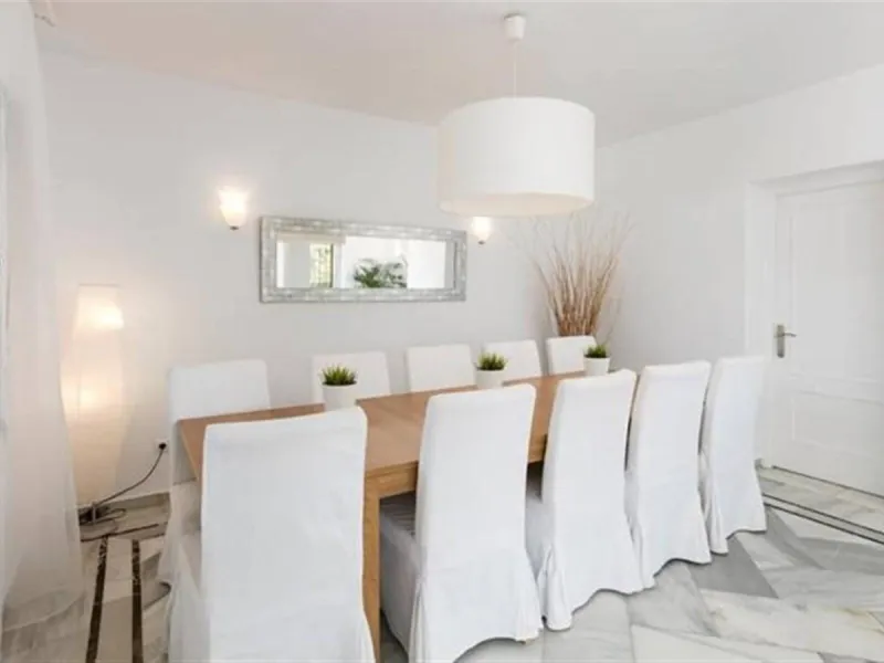 House - Detached Villa в продаже в Marbella, Málaga. В доме 6 спален и 4 ванных комнат. Площадь дома 300 м². Площадь участка 1897 м²