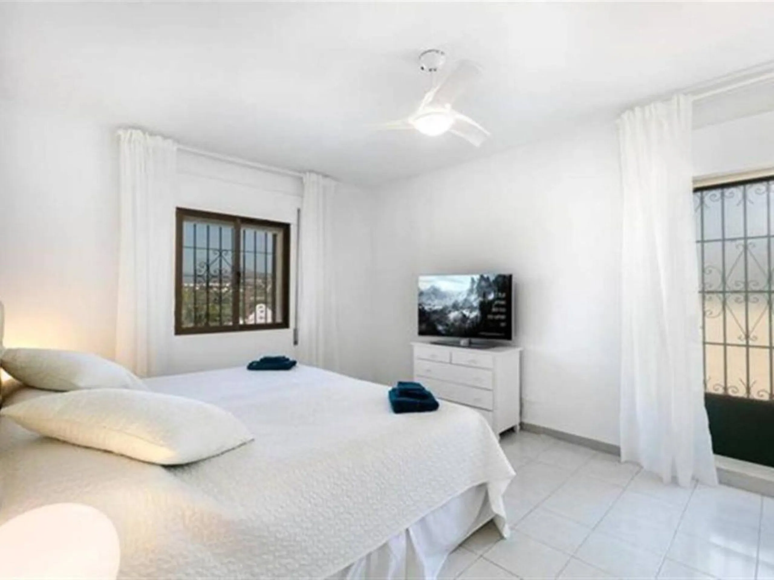 House - Detached Villa в продаже в Marbella, Málaga. В доме 6 спален и 4 ванных комнат. Площадь дома 300 м². Площадь участка 1897 м²