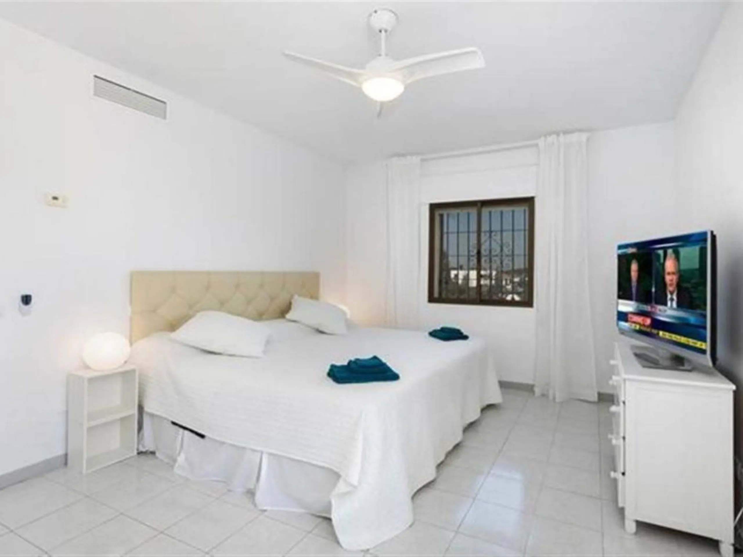 House - Detached Villa в продаже в Marbella, Málaga. В доме 6 спален и 4 ванных комнат. Площадь дома 300 м². Площадь участка 1897 м²