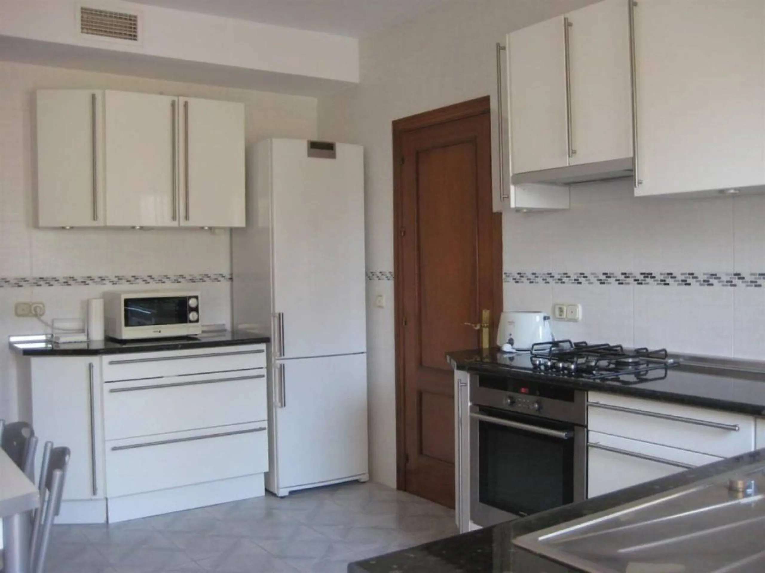 House - Detached Villa в продаже в Marbella, Málaga. В доме 6 спален и 4 ванных комнат. Площадь дома 300 м². Площадь участка 1897 м²