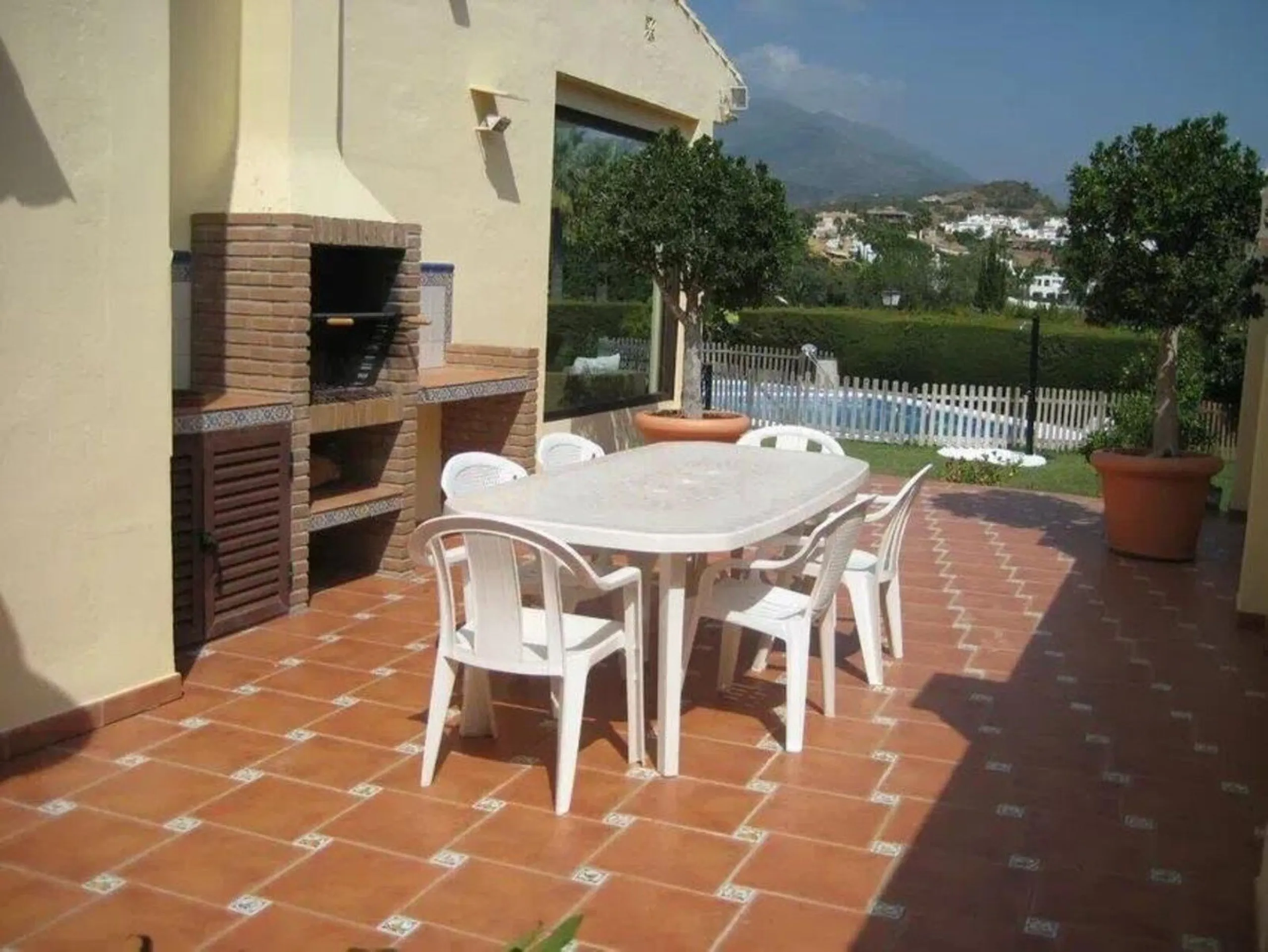 House - Detached Villa в продаже в Marbella, Málaga. В доме 6 спален и 4 ванных комнат. Площадь дома 300 м². Площадь участка 1897 м²