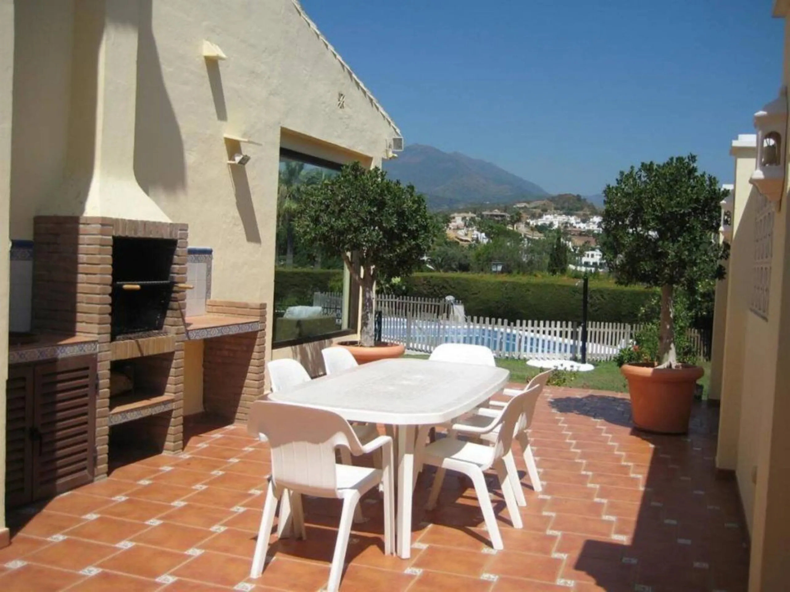 House - Detached Villa в продаже в Marbella, Málaga. В доме 6 спален и 4 ванных комнат. Площадь дома 300 м². Площадь участка 1897 м²