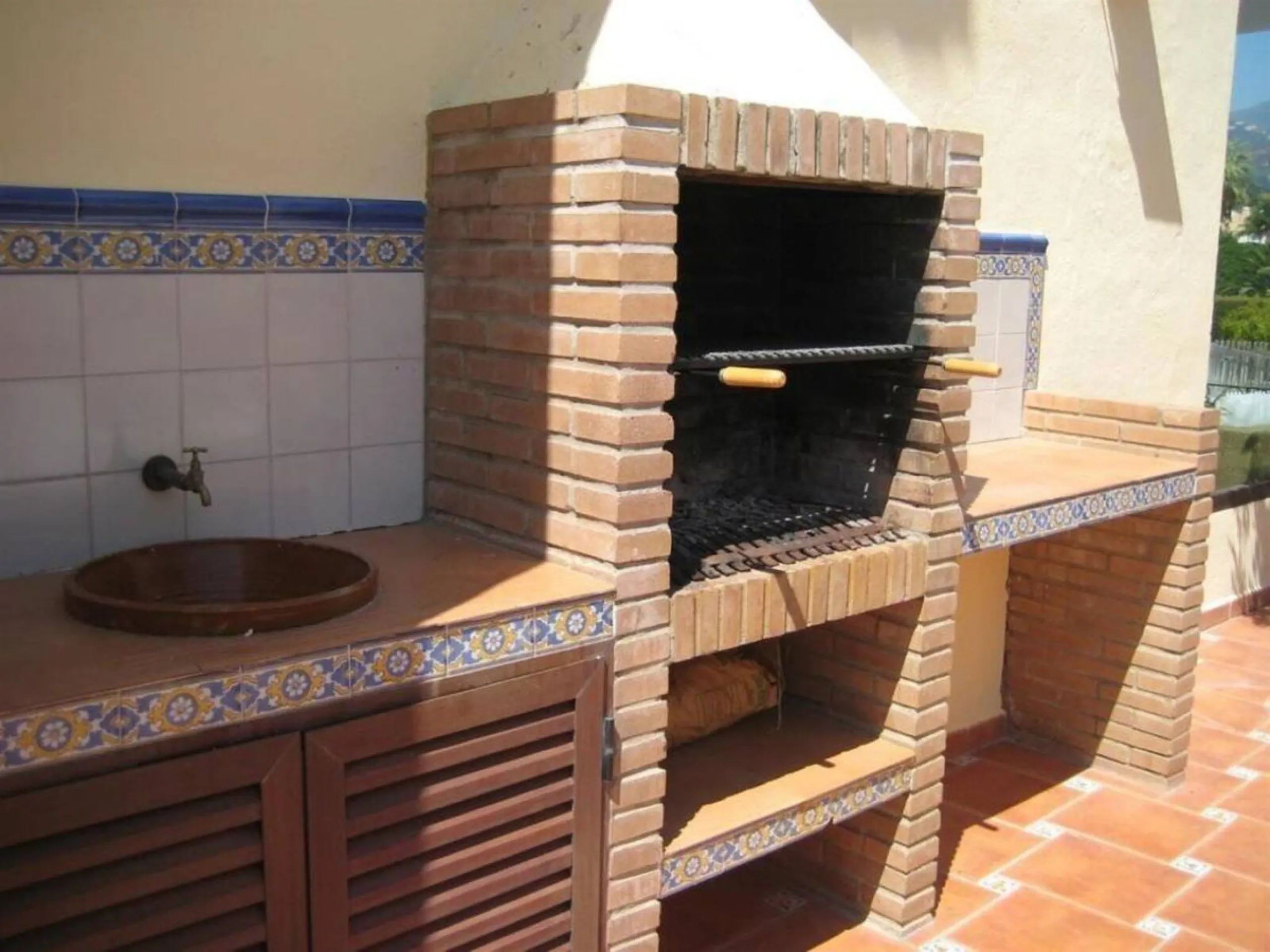 House - Detached Villa в продаже в Marbella, Málaga. В доме 6 спален и 4 ванных комнат. Площадь дома 300 м². Площадь участка 1897 м²