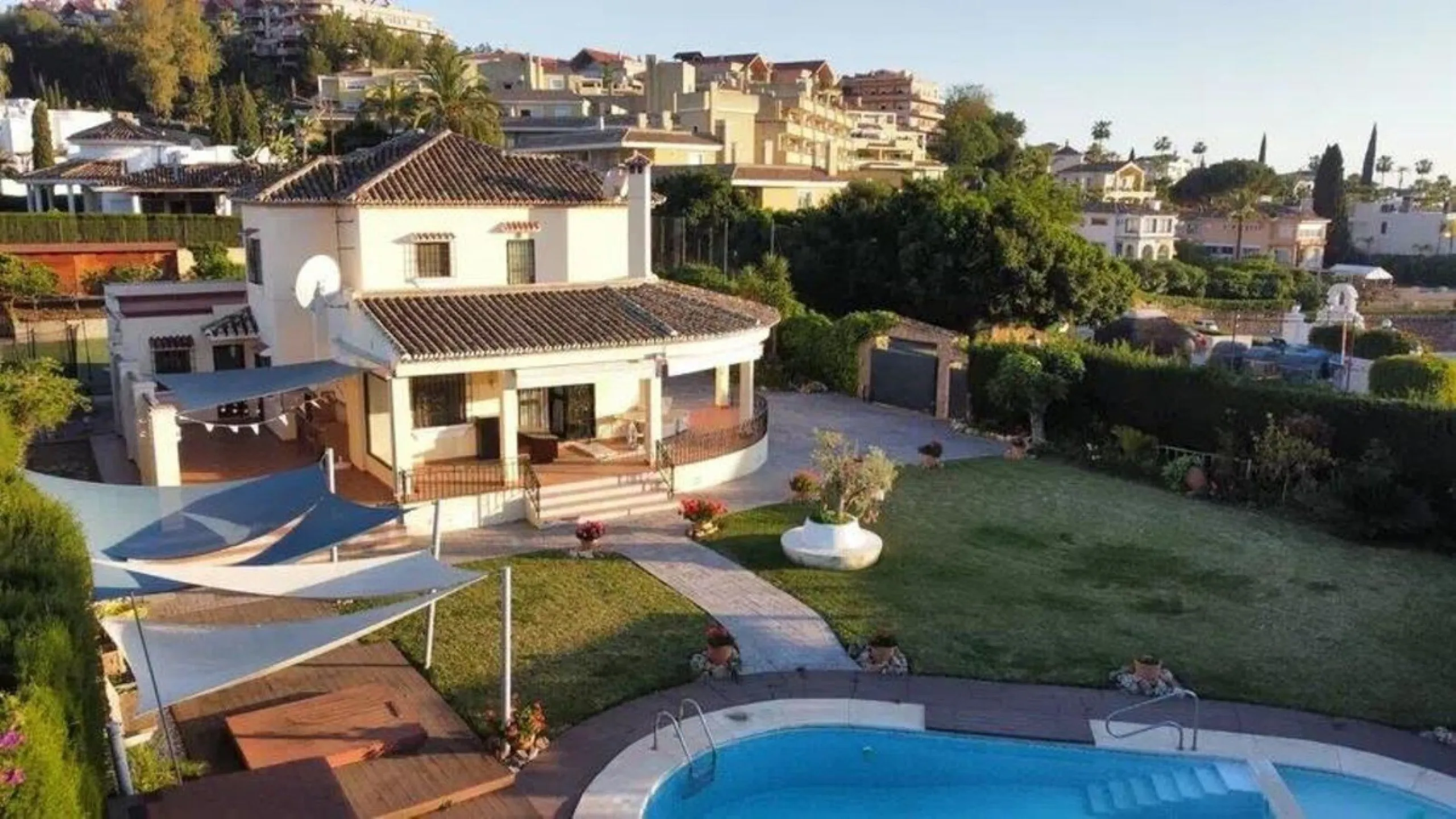 House - Detached Villa в продаже в Marbella, Málaga. В доме 6 спален и 4 ванных комнат. Площадь дома 300 м². Площадь участка 1897 м²