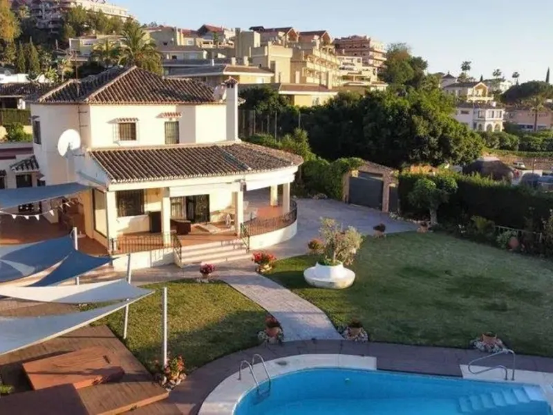 House - Detached Villa в продаже в Marbella, Málaga. В доме 6 спален и 4 ванных комнат. Площадь дома 300 м². Площадь участка 1897 м²